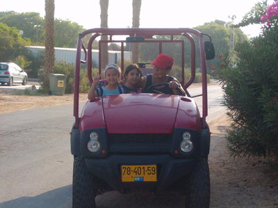 עם הנכדות בעין יהב