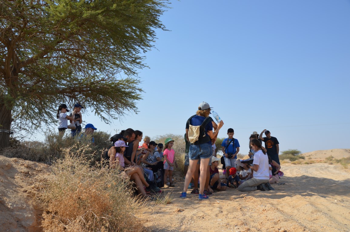 הדרכת משפחות בשמורת שיזף. מדריכה אסתי הירש. צילום עומרי שקותאי