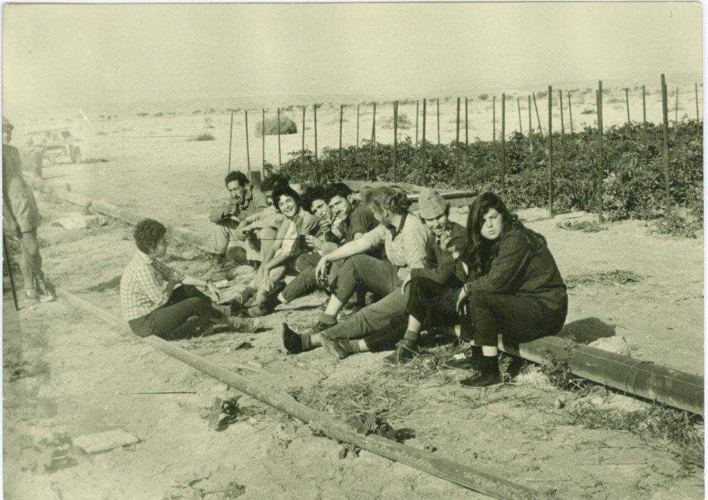 יושבים על הצינור - גן הירק של המושבוץ