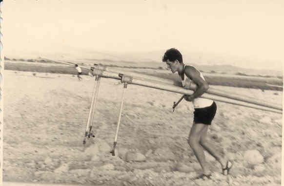 עודד יפה העברת צינורות השקייה 