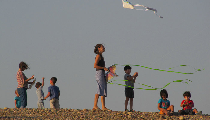 העפת עפיפונים בצוקים 