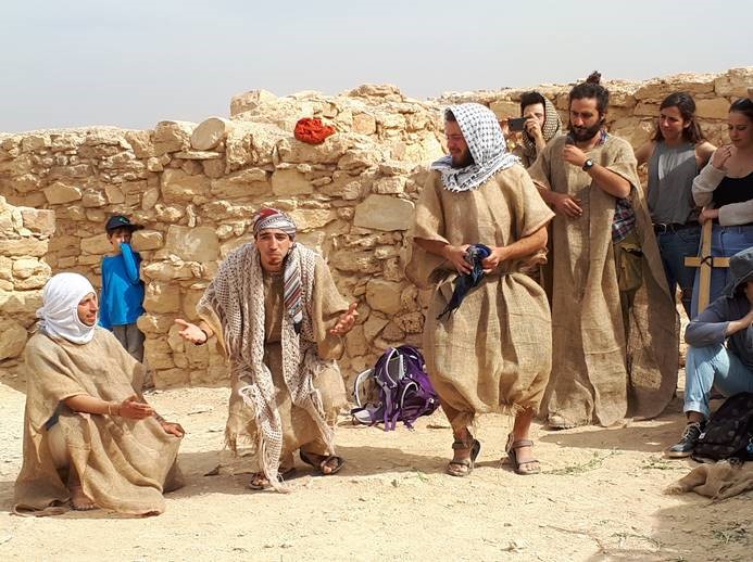 הנבטים מציגים במואה