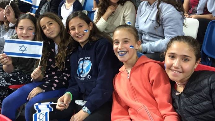שחקניות הכדורסל בכיתות ה-ו  במשחק הכדורסל של נבחרות יוון וישראל נשים