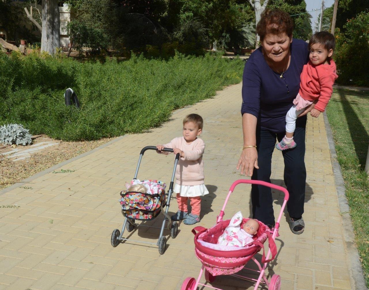 תמונה - תקווה עם הנכדות צילום: נטע אור
