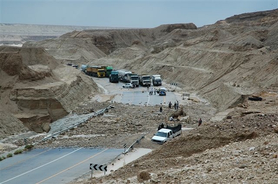 החסימה בכביש בשל התמוטטות. יום ששי 29.10 . צילם: גלעד לבני/ צופר