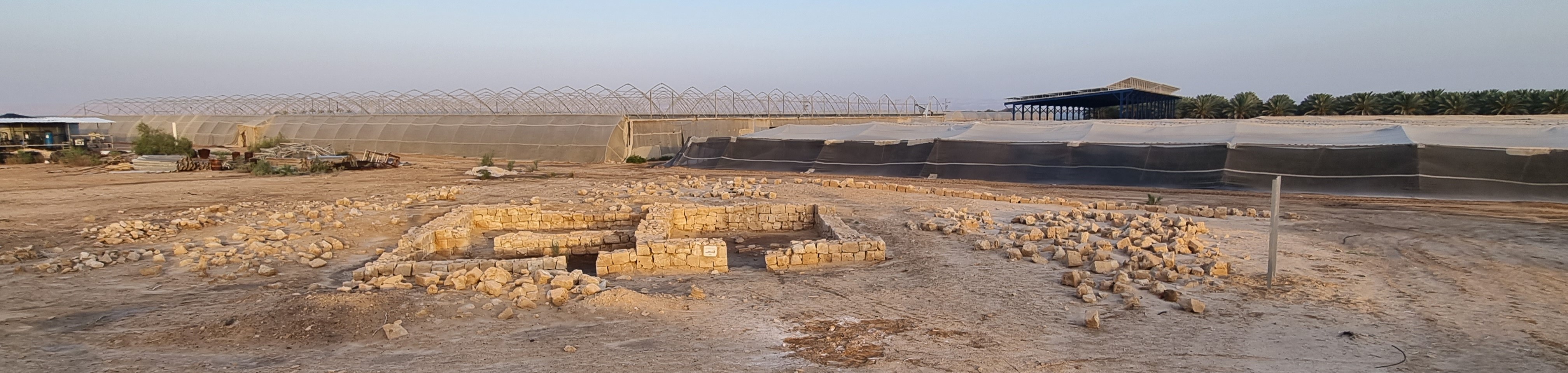 עין מרזב, בסמוך לחממות החקלאיות של עין יהב