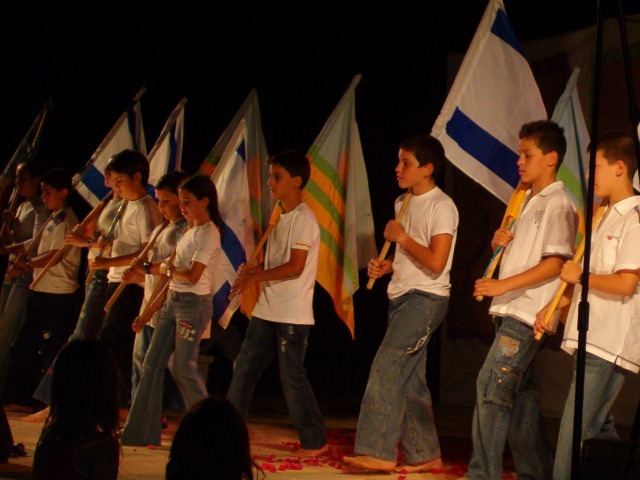ריקוד הדגלים המסורתי בעין יהב 