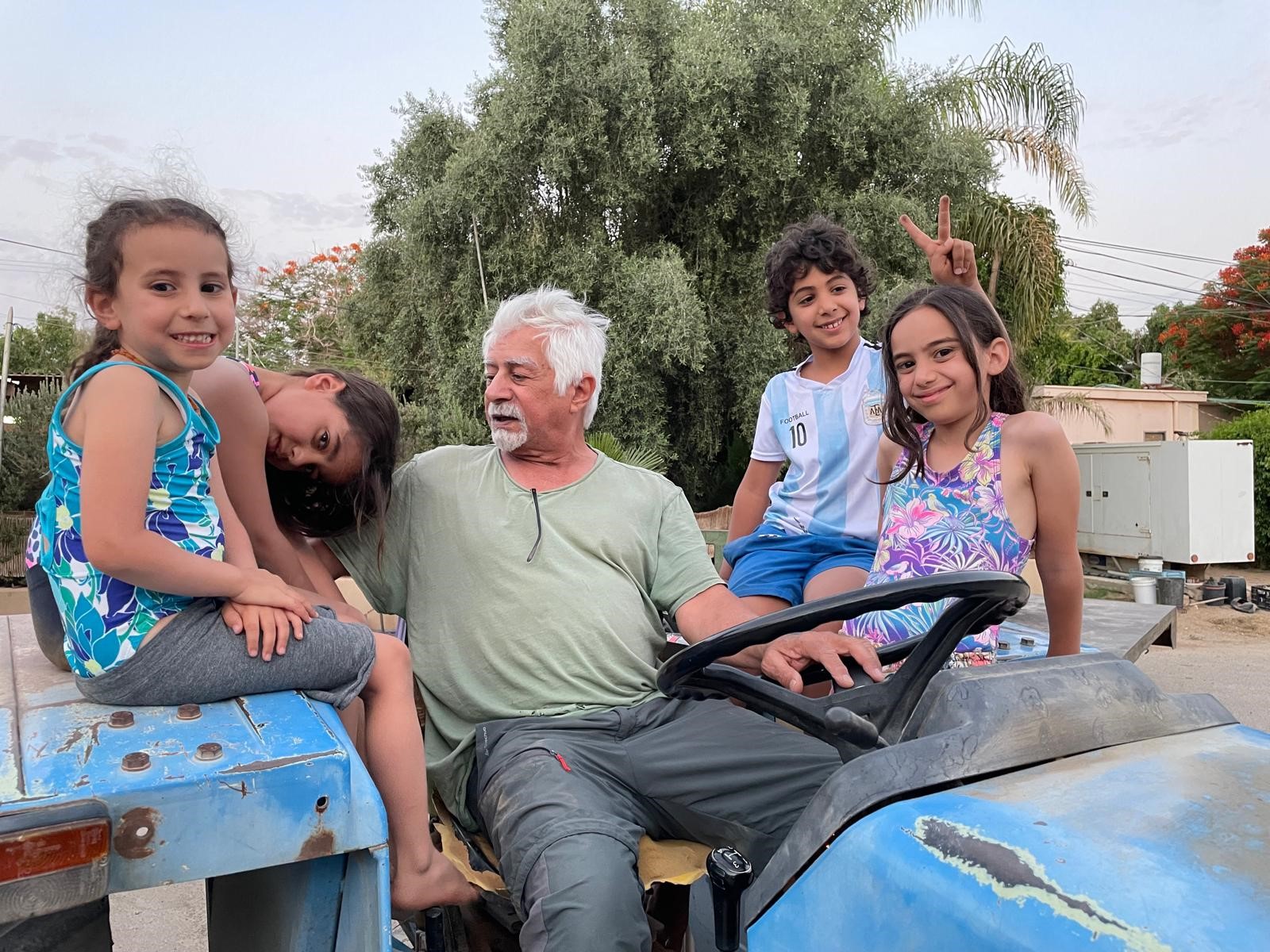 שלמה עטר ונכדים על הטרקטור