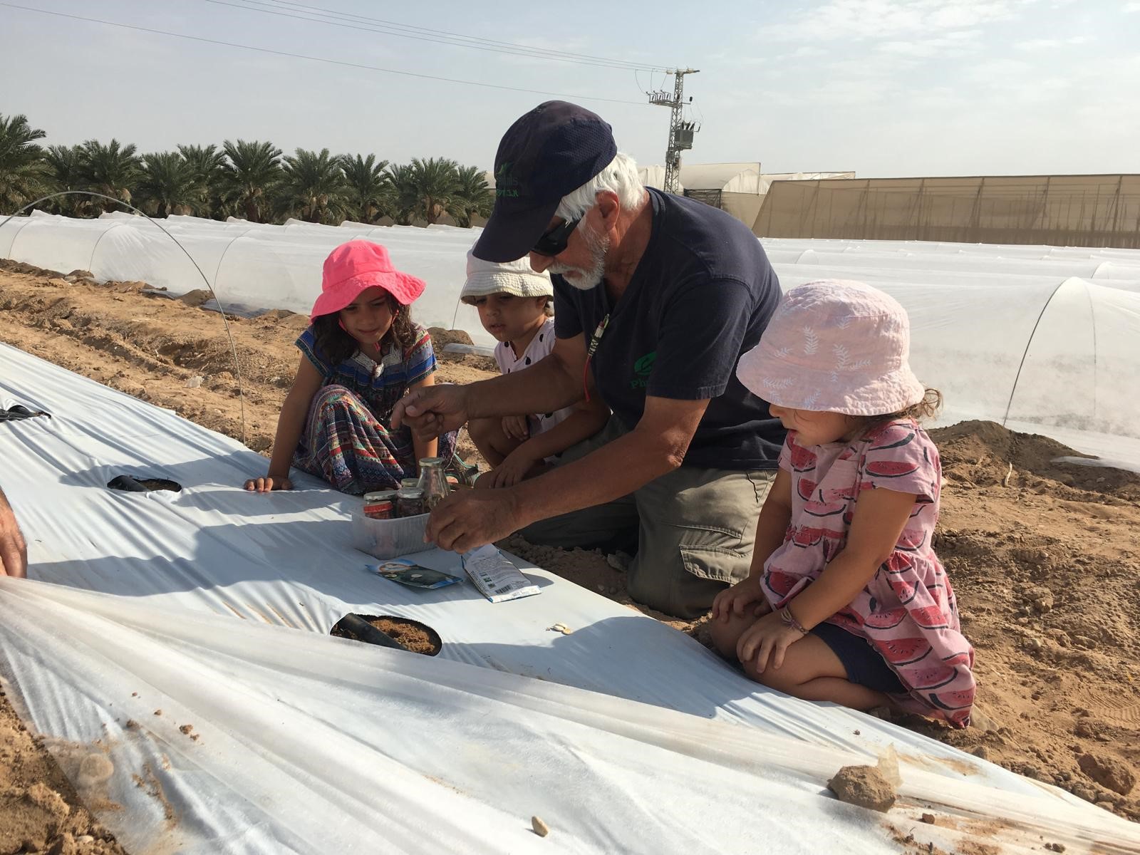 שלמה עטר בשדה עם הנכדים 