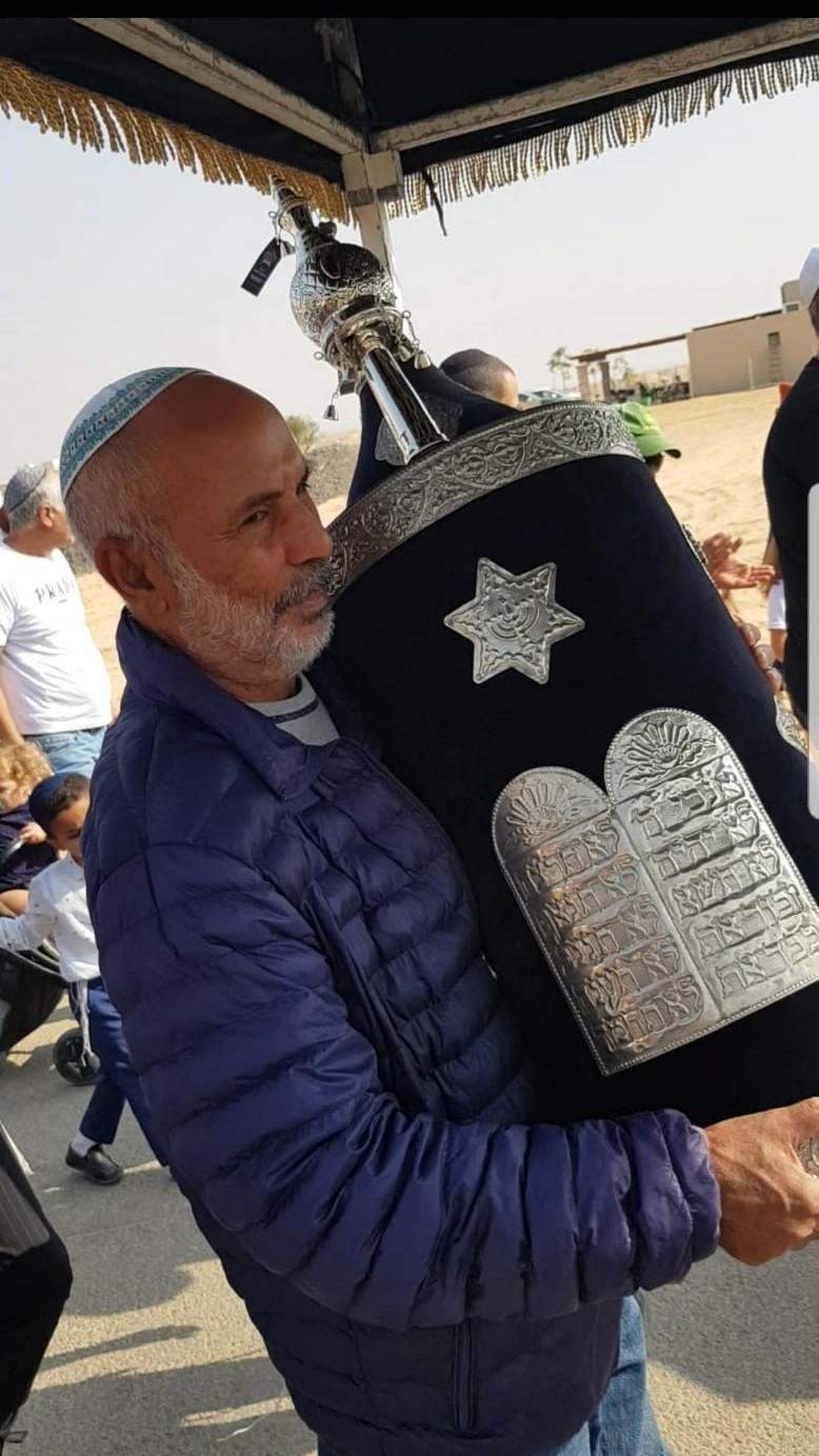 דודו מדר זל עם ספר תורה 