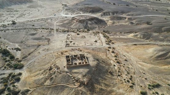 אורחן מור מקרוב אל הרחוק: המצד, החאן וגבעת המתקנים