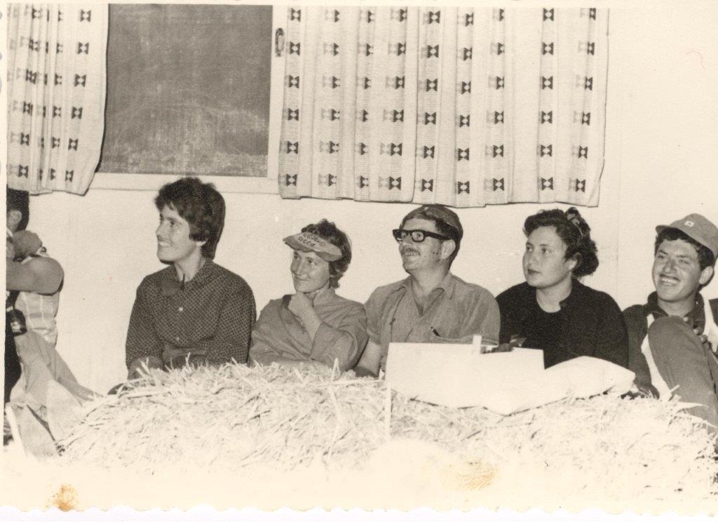 תמונת פורים במושבוץ 1964 צלם קקטוס פסקל, נטע, אמנון נבון, אורה נבון ורותי בן אליהו.