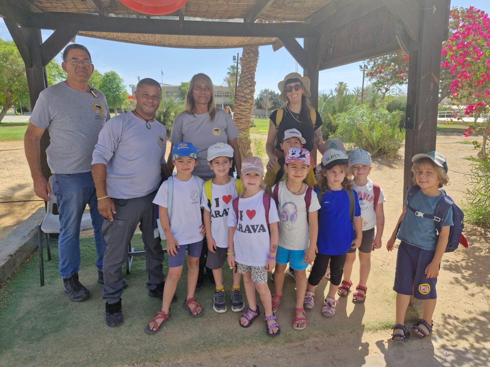 ילדי הגנים בכניסה לבס, צילום נגה גבורי