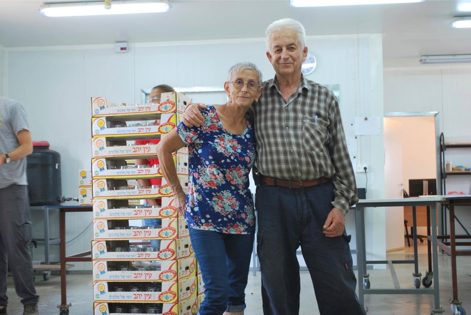גדעון וענת כנעני בבית האריזה בעין יהב 