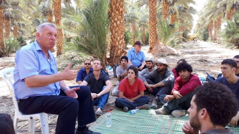 עם חניכי "עבודה עברית" במטע התמרים בפארן