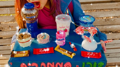 נועה שלכט כיתה ד', מוכרת ממתקים 
