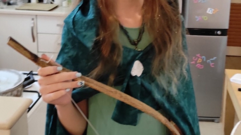נעה אופיר כמלכת האלפים גלדריאל (שר הטבעות)
